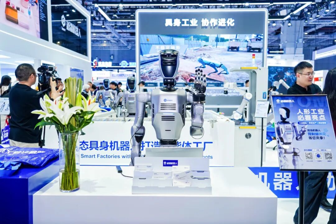 、2025工博會(huì )“智”高點(diǎn) | 越疆多形態(tài)具身機器人打造智能體工廠(chǎng)，與全球伙伴共啟產(chǎn)業(yè)智能新程