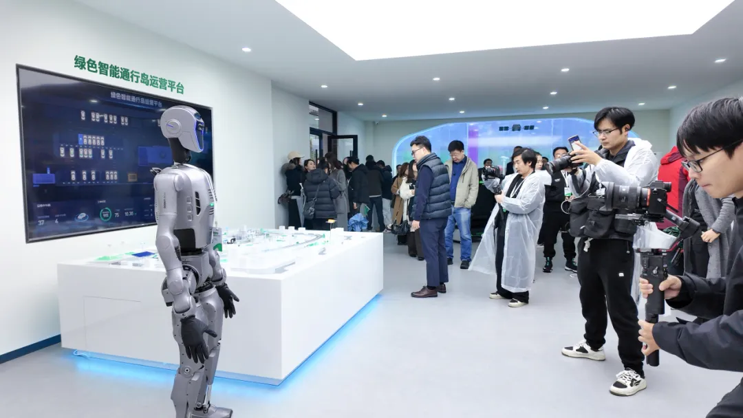 越疆人形機器人：賓客交互、講解、導購、數據收集與輔助