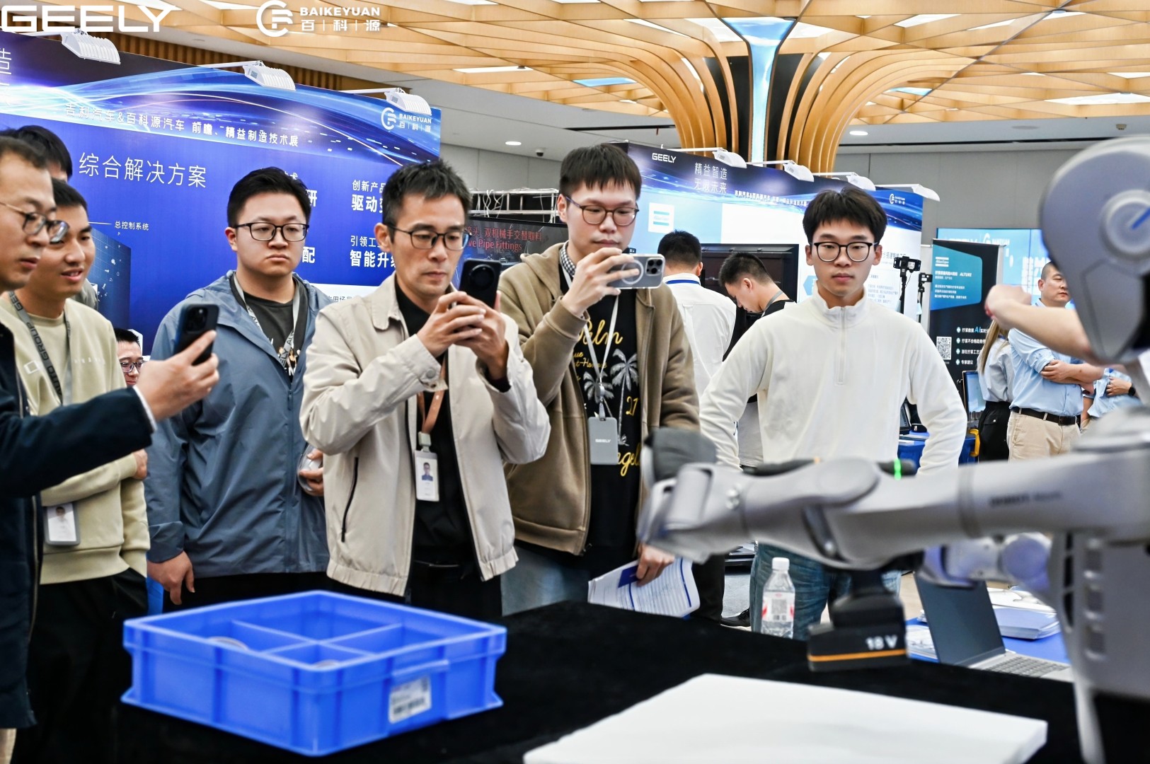 越疆機器人,智能機器人研發(fā)制造商,四軸機械手,協(xié)作機器人廠(chǎng)家,協(xié)作機器人品牌,深圳協(xié)作機器人廠(chǎng)家,蘇州協(xié)作機器人廠(chǎng)家,上海協(xié)作機器人廠(chǎng)家-越疆機器人亮相吉利汽車(chē)技術(shù)展，具身智能機器人賦能汽車(chē)高效柔性智造